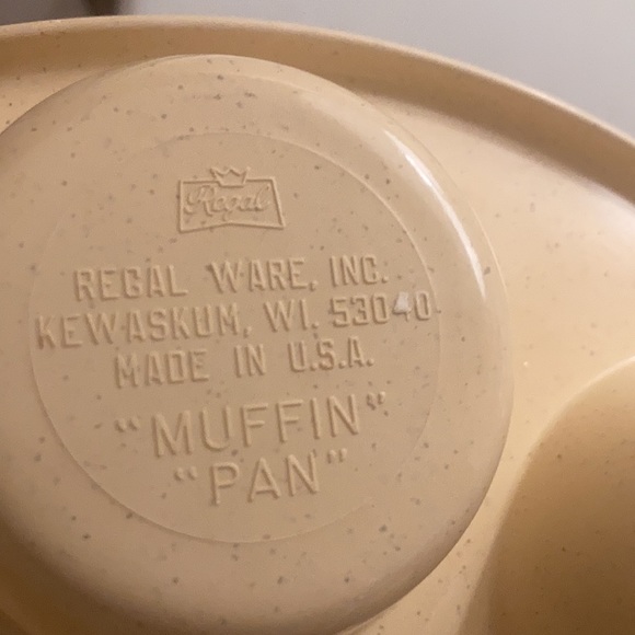 Regal Ware Beige Vtg Muffin Pan - Picture 4 of 4